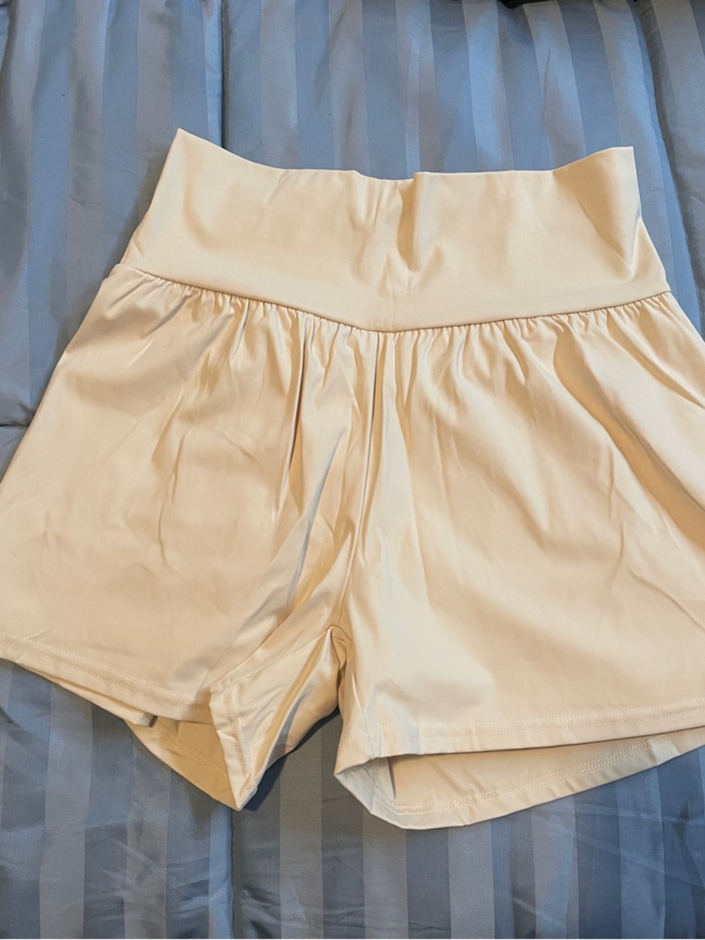 High-Waist Cream Women’s Active Shorts  

Hidden side pocket
Hidden waist “ “